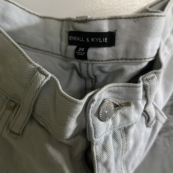 Light wash jean with zipper bottom! - Picture 2 of 2